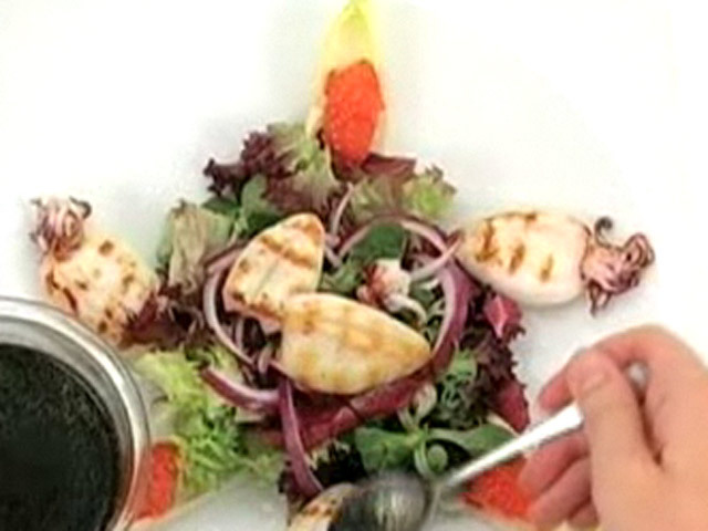 Горячий салат с кальмаром