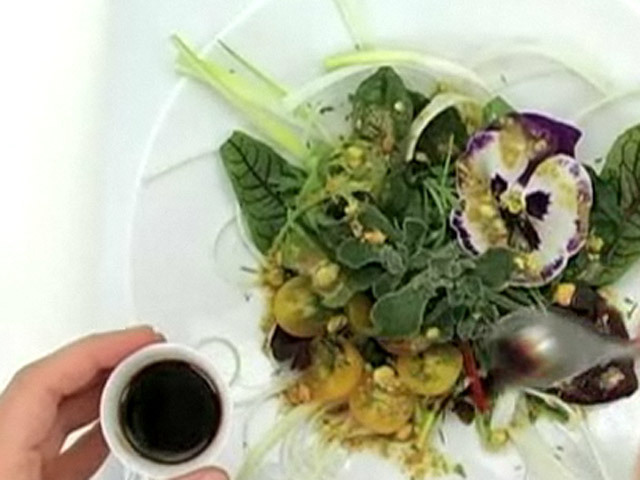 Цветочный салат с фисташками